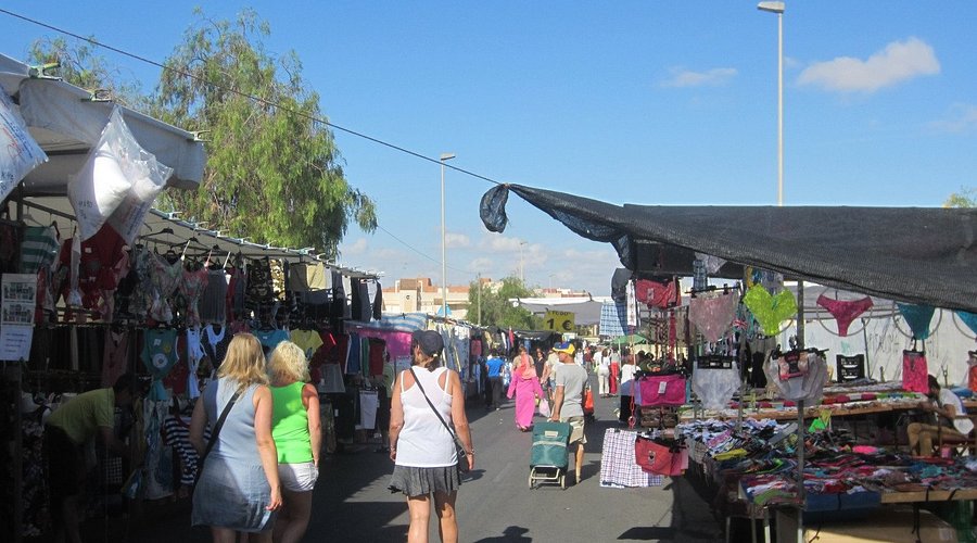 Piątkowy Targ w Torrevieja - Mercadillo de Torrevieja caption (1)